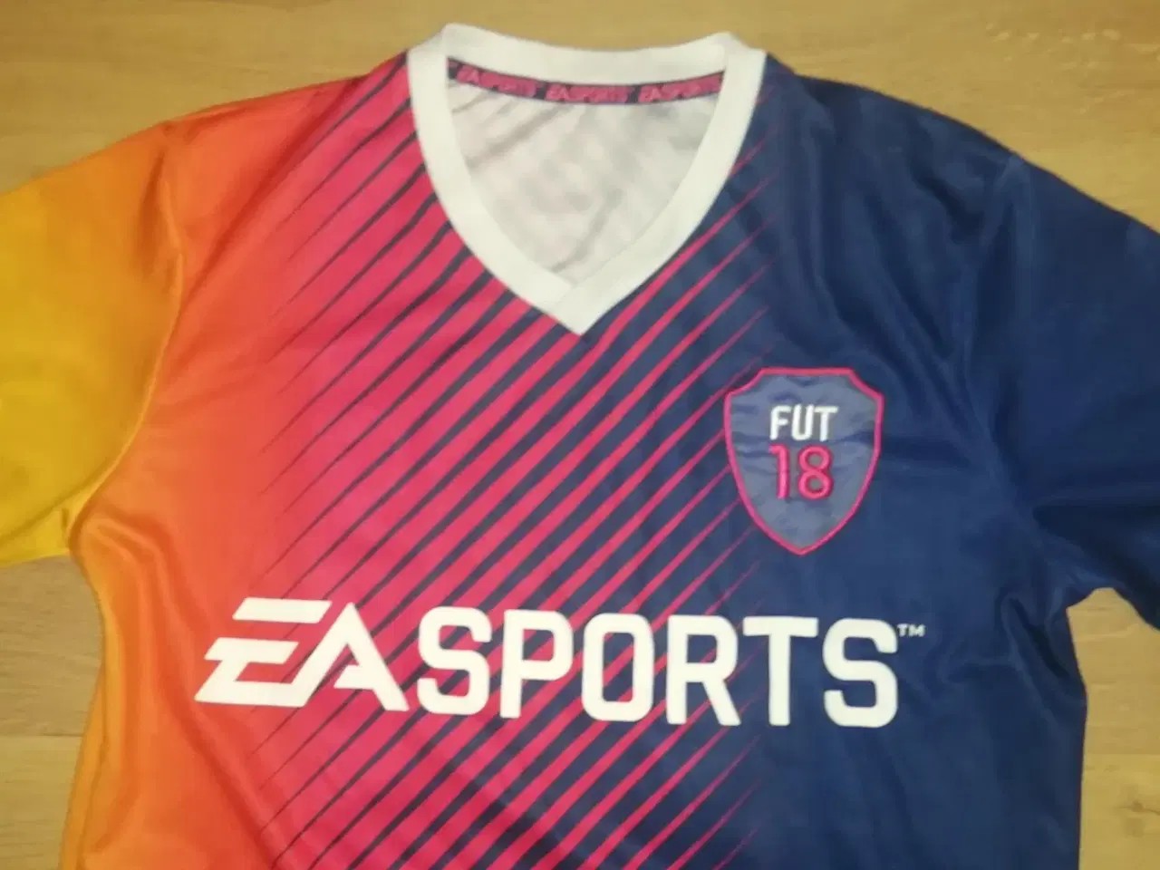 Billede 4 - EA SPORTS FUT18, FLOT STAND, STR. M