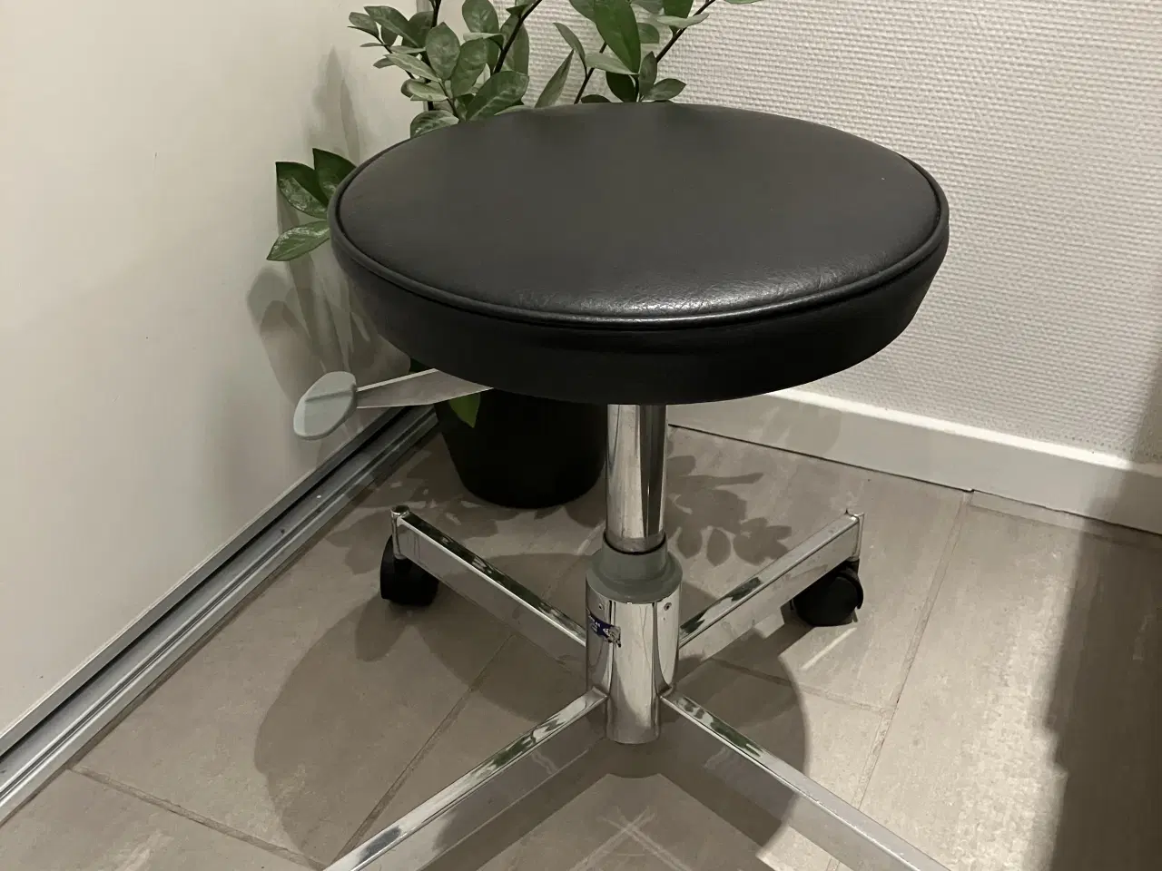 Billede 3 - Taburet med hjul og pumpe