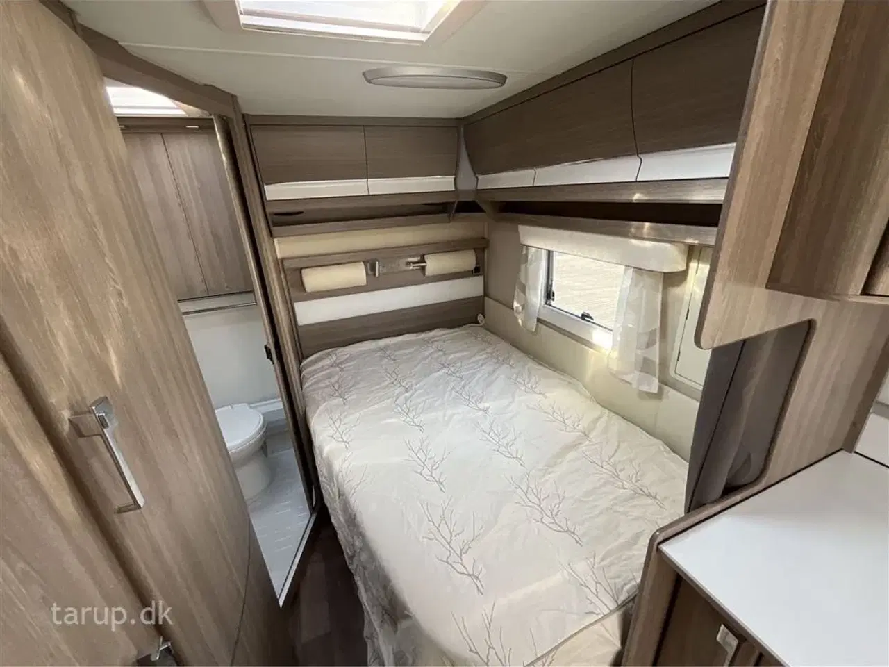 Billede 15 - 2015 - Kabe Royal 560 XL   Fastmonteret markise Thule 9200 4 meter, rundsiddegruppe i lyst skind, ALDE centralvarme, vandbåren gulvvarme, microbølgeovn, fransk dobbeltseng