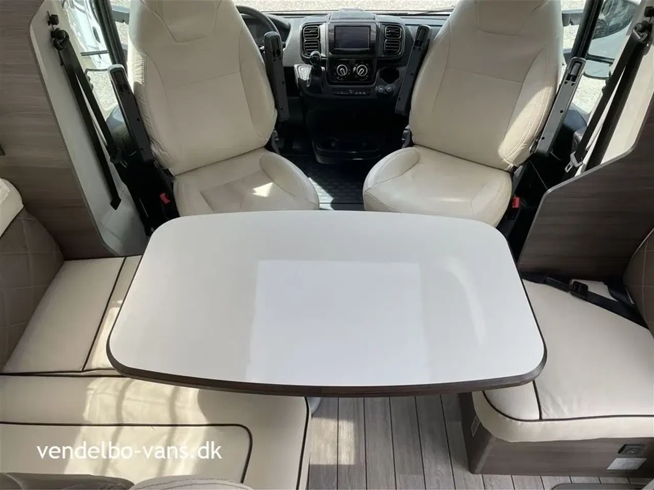 Billede 22 - 2022 - McLouis Mc4 873 G Matic   Enkeltsenge og stor garage - 9 trins automatgear - Anhængertræk