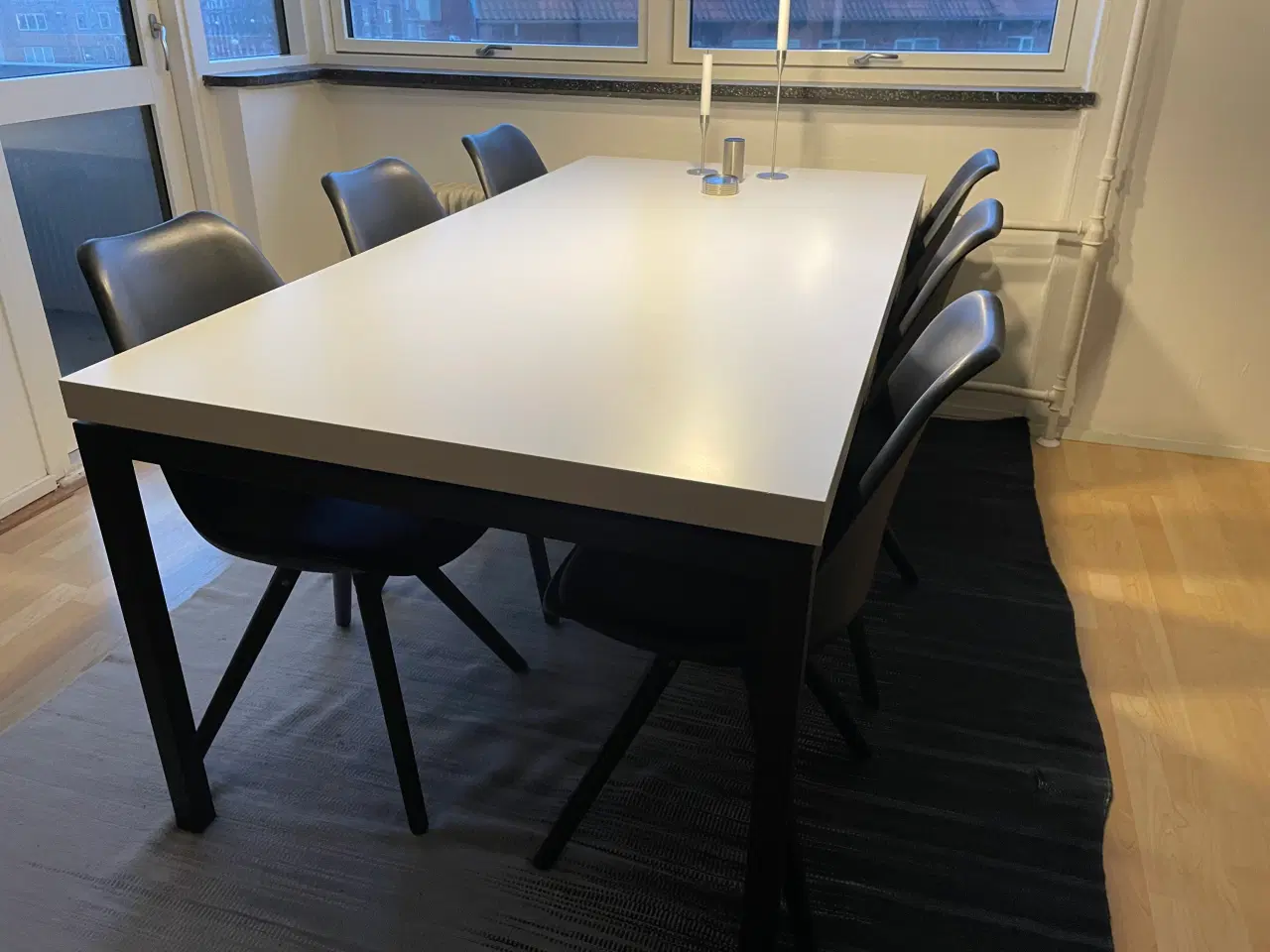 Billede 1 - Spisebord - hvid bordplade på sort stålstel
