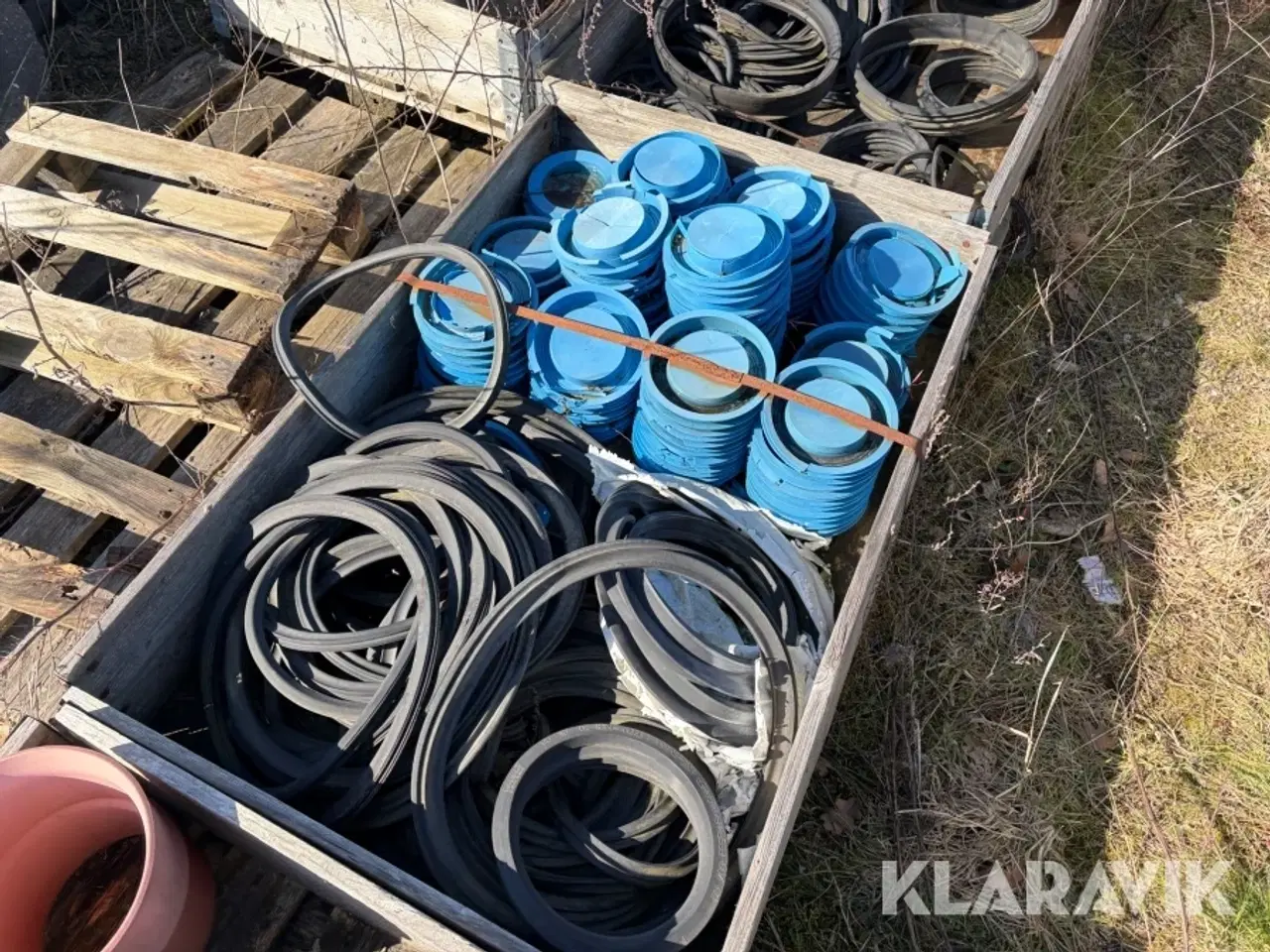 Billede 5 - Pvc fittings blandet lot 12 paller og en brønd