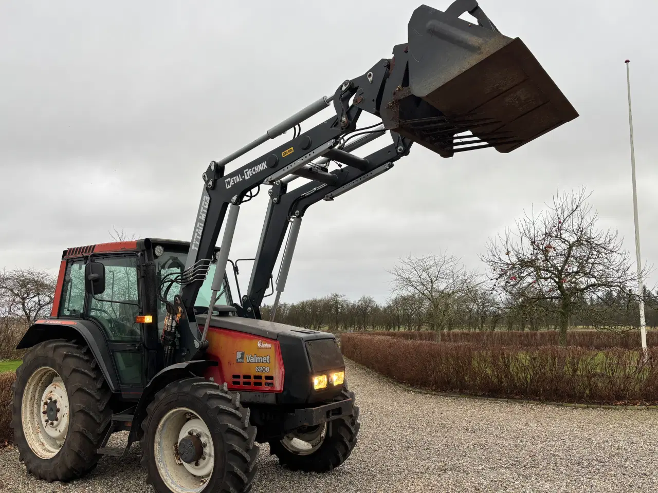 Billede 6 - Valmet 6200 med frontlæsser. 3100 timer 