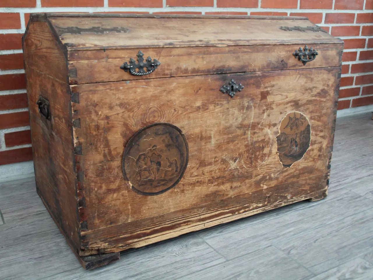 Billede 1 - Gammel kiste med hvælvet låg og patina.