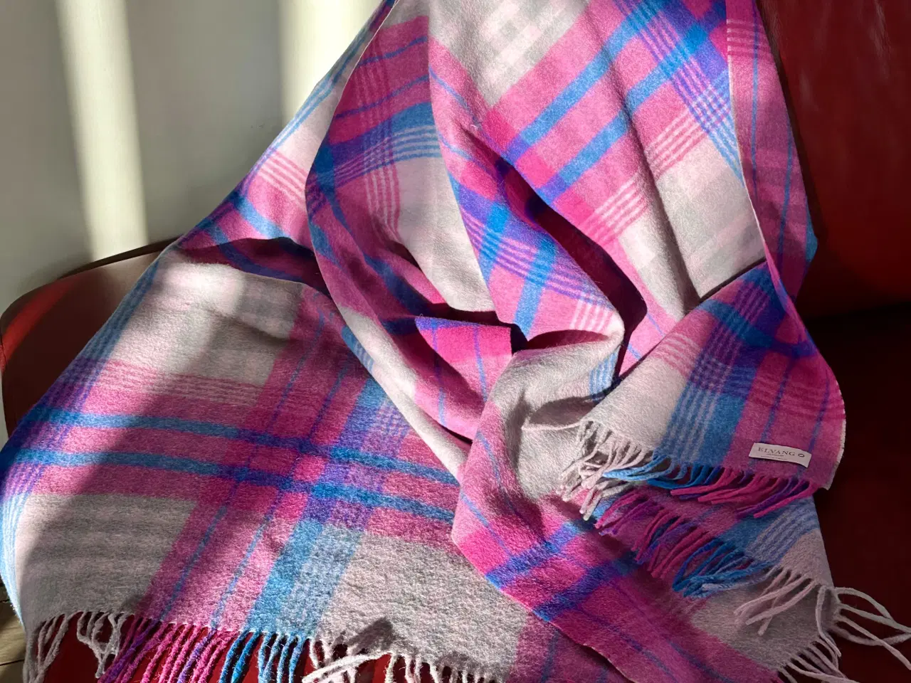 Billede 1 - To ubrugte flotte halstørklæder af uld og bomuld