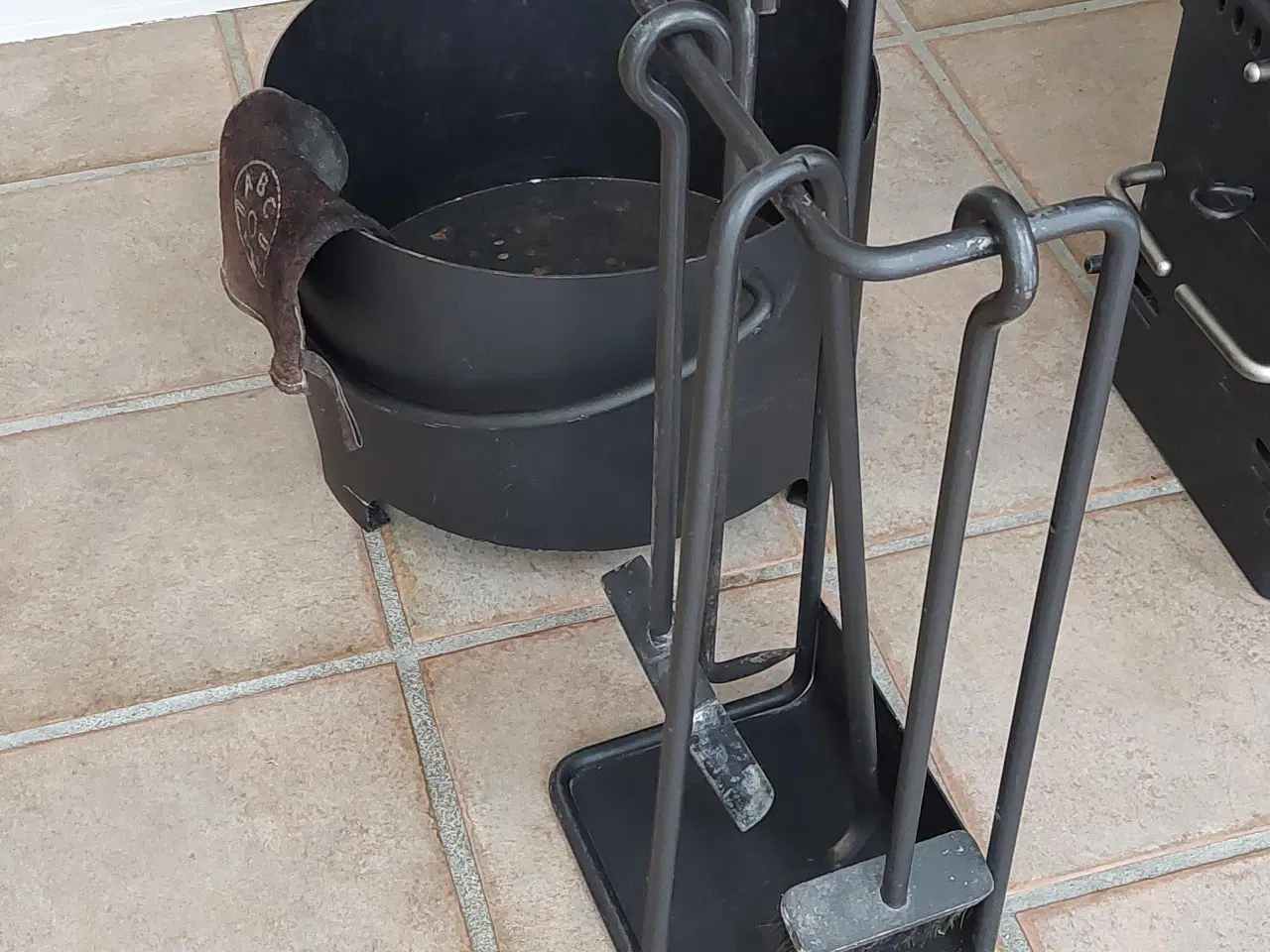 Billede 2 - Gedigen brændespand med pejsesæt