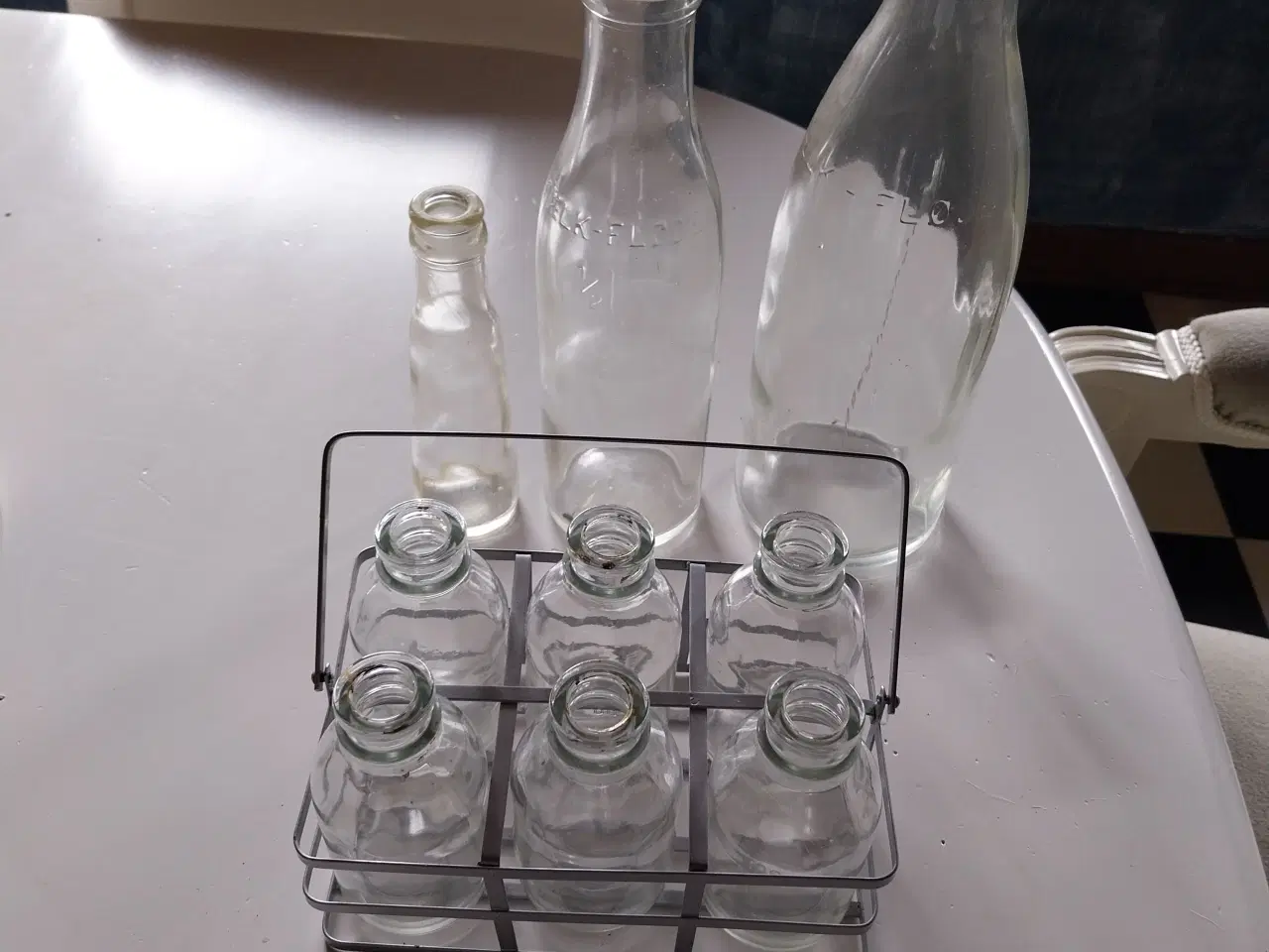 Billede 1 - Fin lille kurv med 6 flødeflasker 