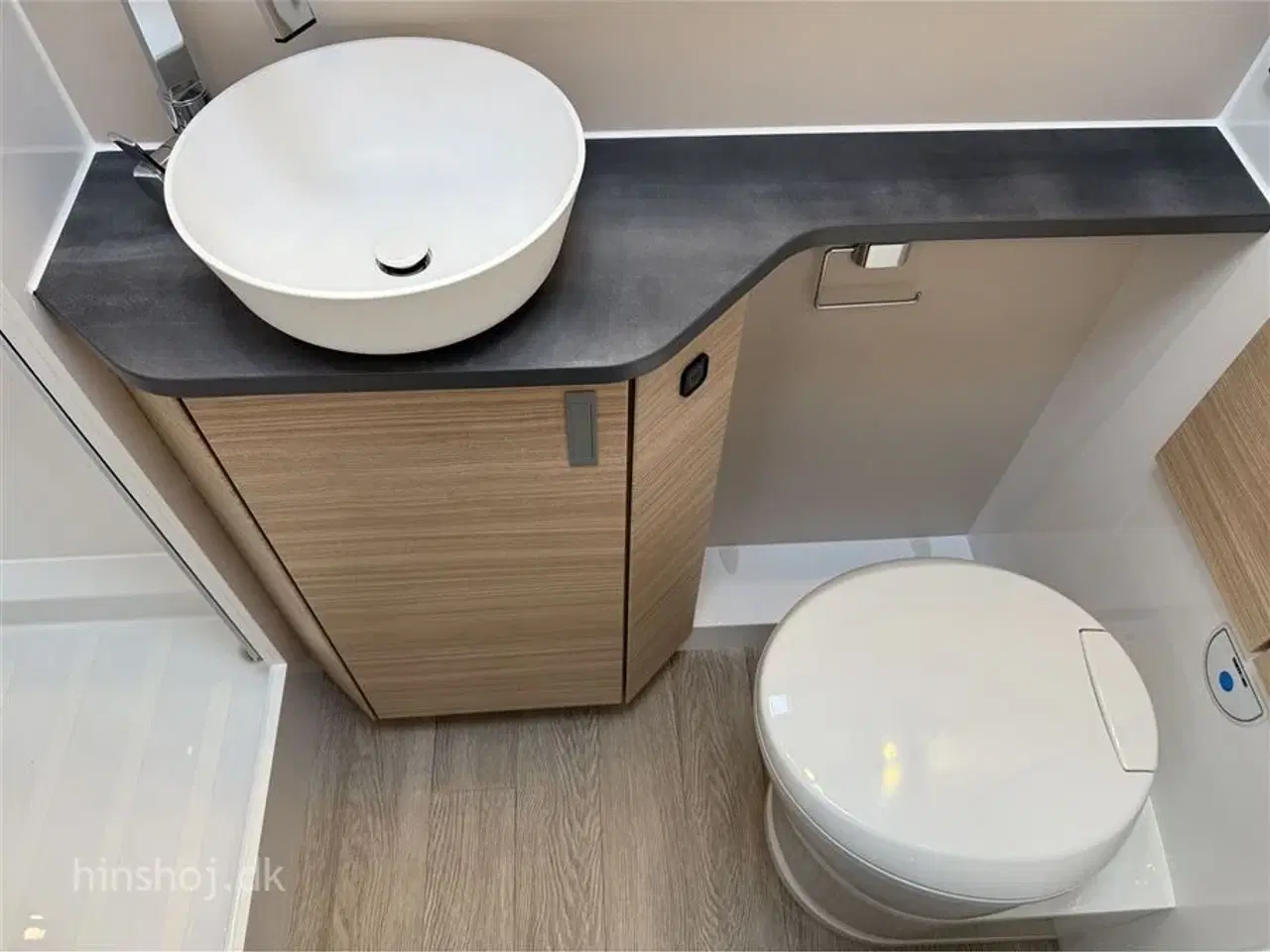 Billede 19 - 2026 - Hobby Maxia T 740 WE Aut.   Lækker Autocamper med lave enkelsenge og stort toiletrum med særskilt brusekabine fra Hinshøj Caravan.