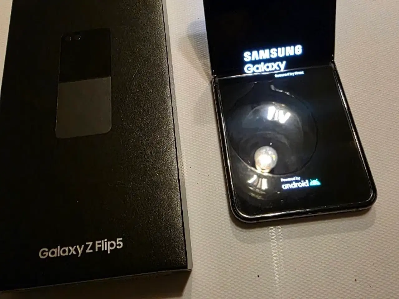 Billede 1 - Samsung Galaxy Z Flip5 - Som ny – 2 års garanti