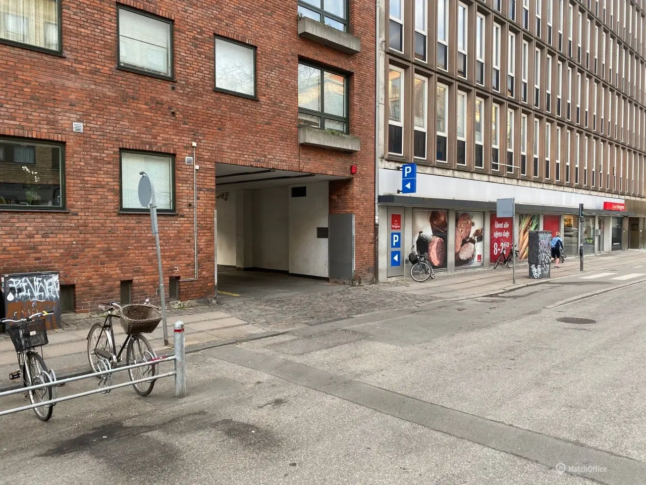 Billede 2 - 🚗 Fast parkeringsplads i aflåst p-kælder – midt i Indre By