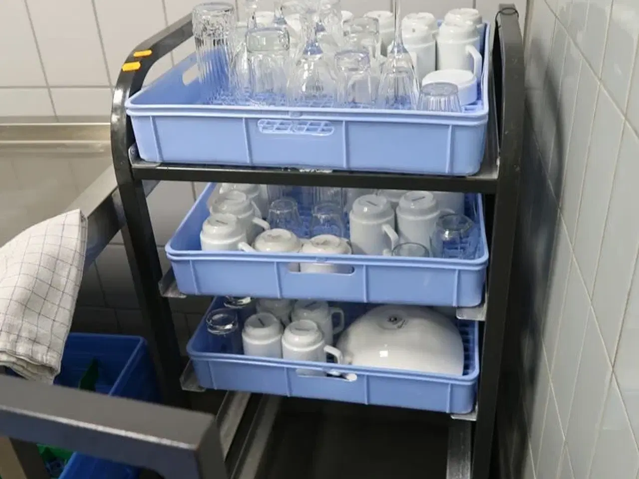 Billede 3 - 2 stk. stikvogne med opvaskebakker og div. Glas