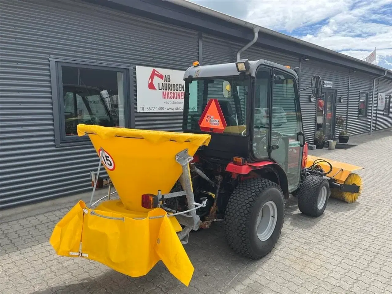 Billede 12 - Massey Ferguson 1523 med kost og saltspreder