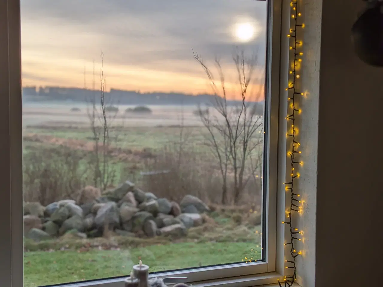 Billede 4 - Landejendom med udsigt ud over mark og eng