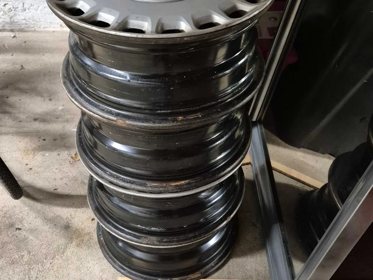 Billede 2 - 4 styk 16" stålfælge med Volvo hjulkapsler