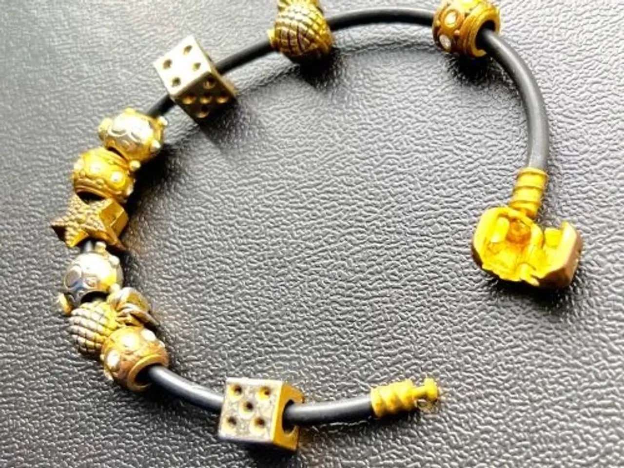 Billede 3 - Charm-armbånd på sort snøre. Sælges samlet.