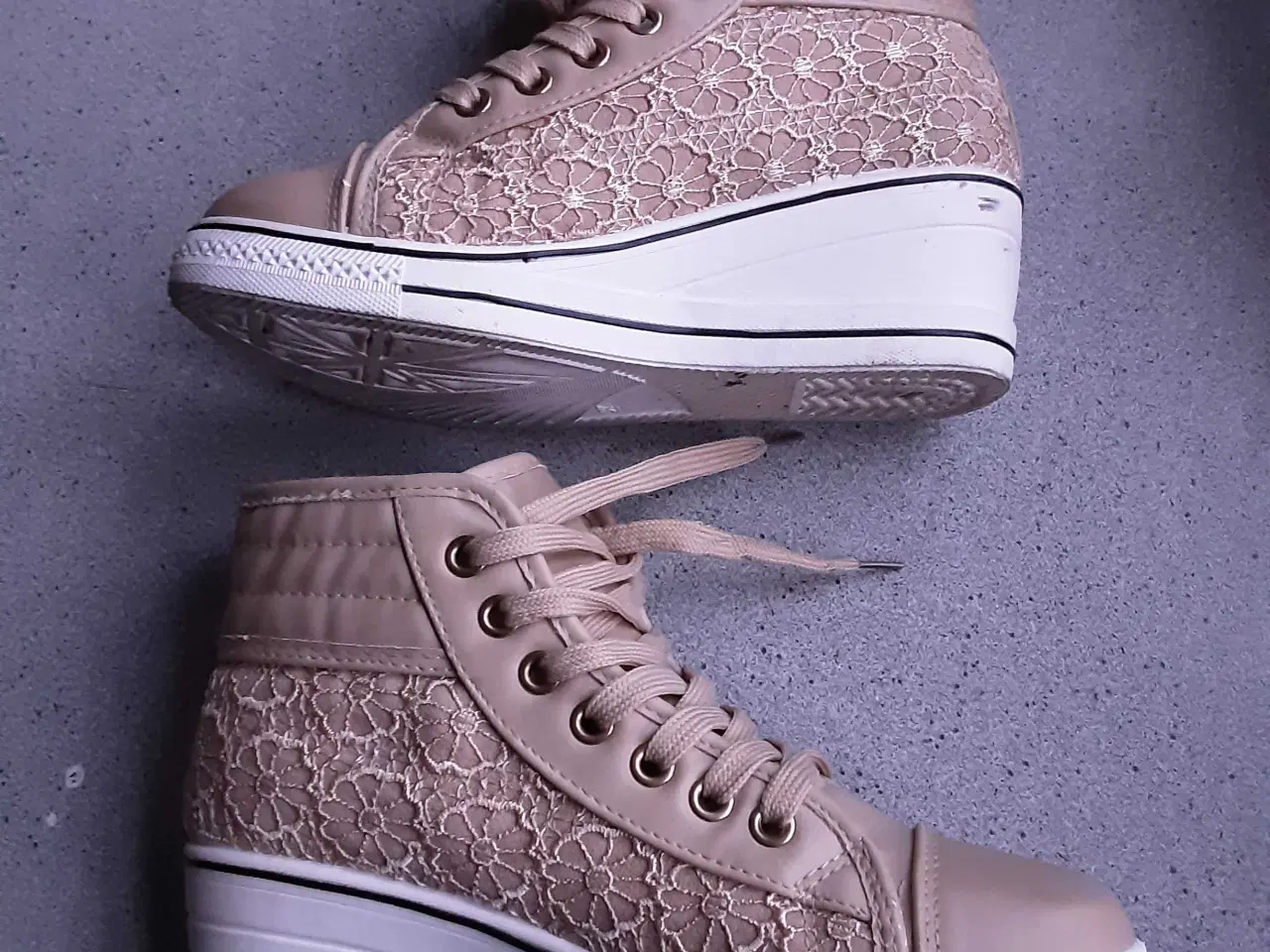 Billede 2 - Beigefarvet sko.