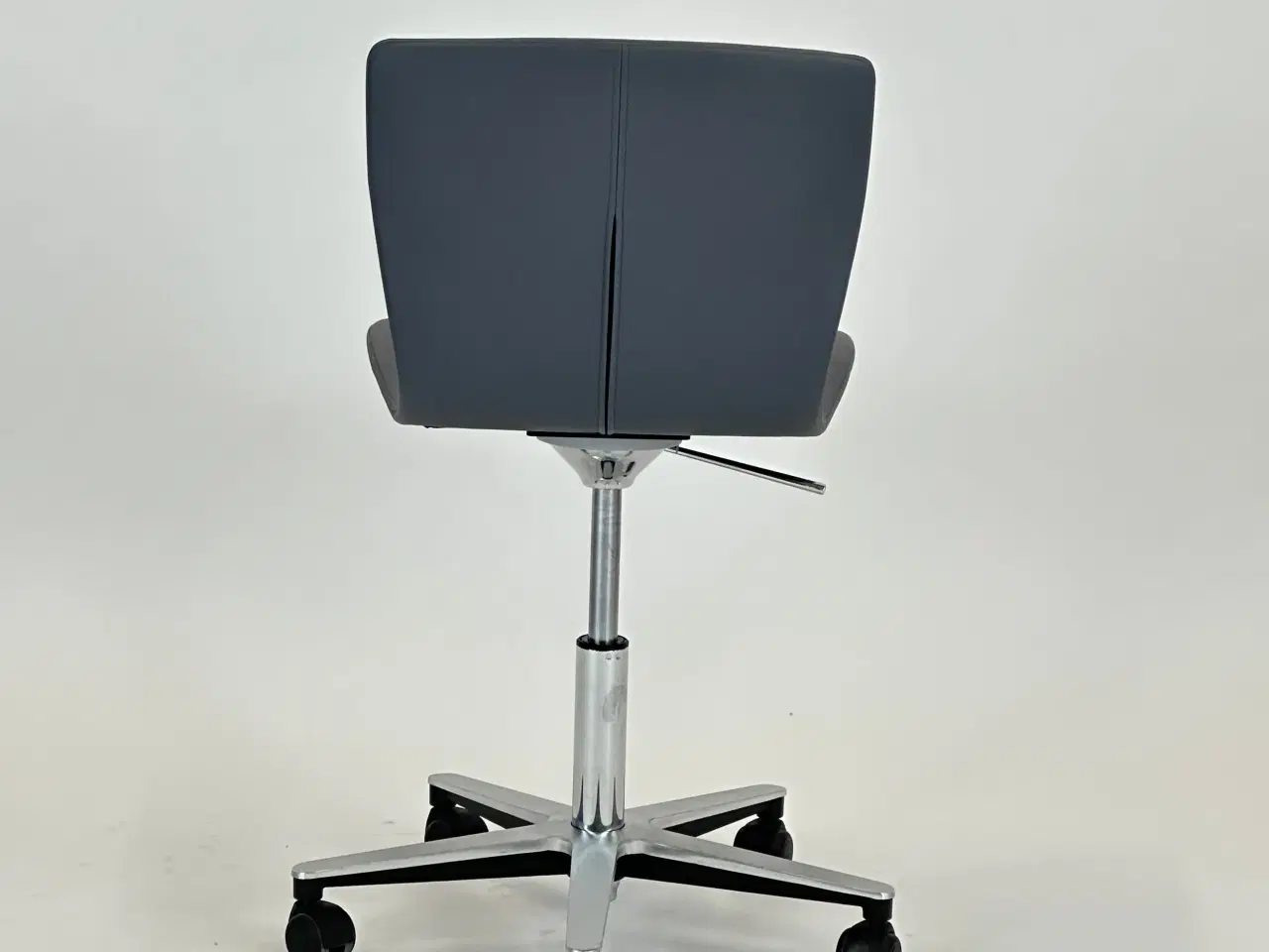 Billede 5 - Butterfly swivel fra Magnus Olesen (Grå kunstlæder)