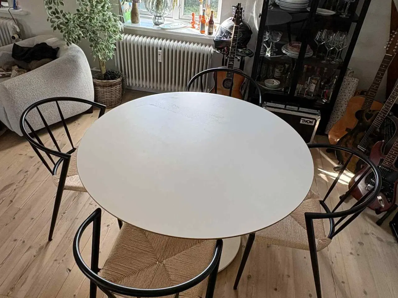 Billede 3 - Spisebord og stole 
