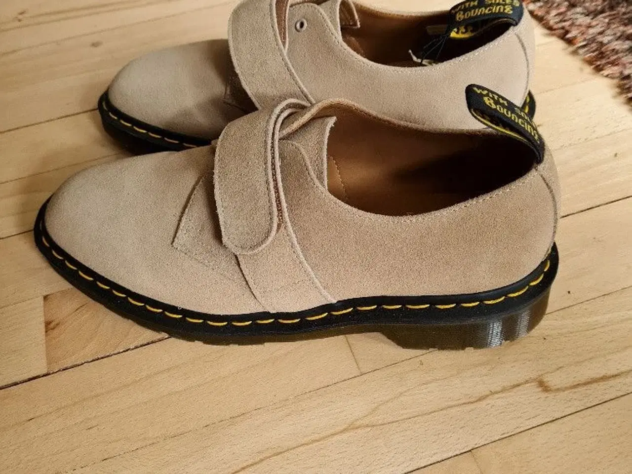 Billede 1 - SÆLGES: Helt nye Dr. Martens sko