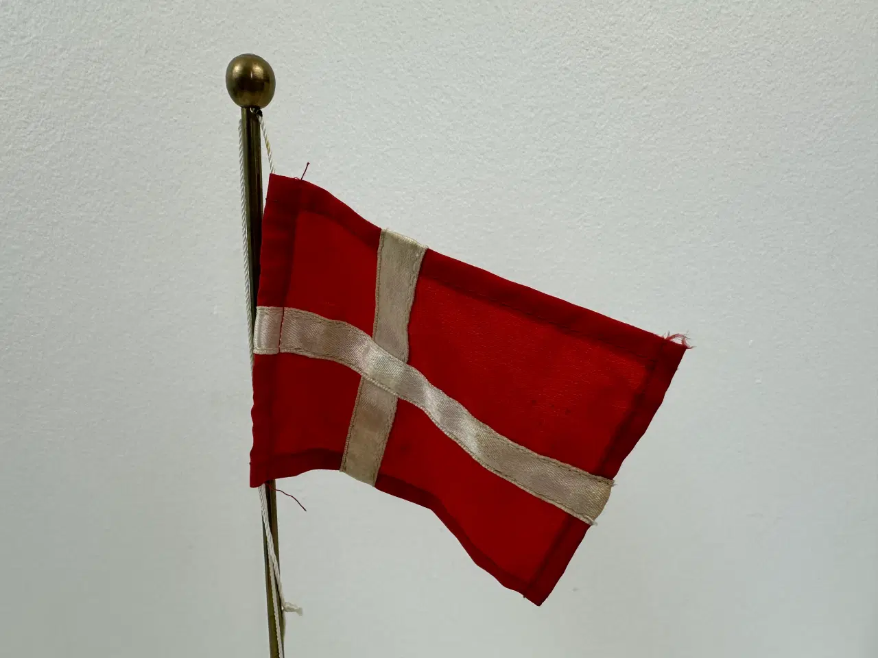 Billede 2 - Ældre messing dannebro / bordflag