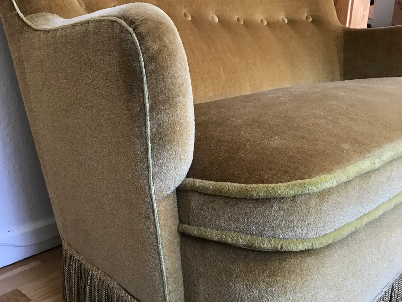 Billede 4 - Gylden 2 personers plys sofa med frynser