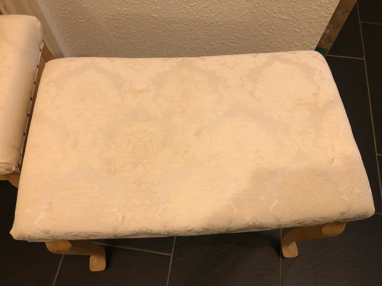 Billede 5 - Sæt med 2 skamler i fyrretræ med hvidt betræk