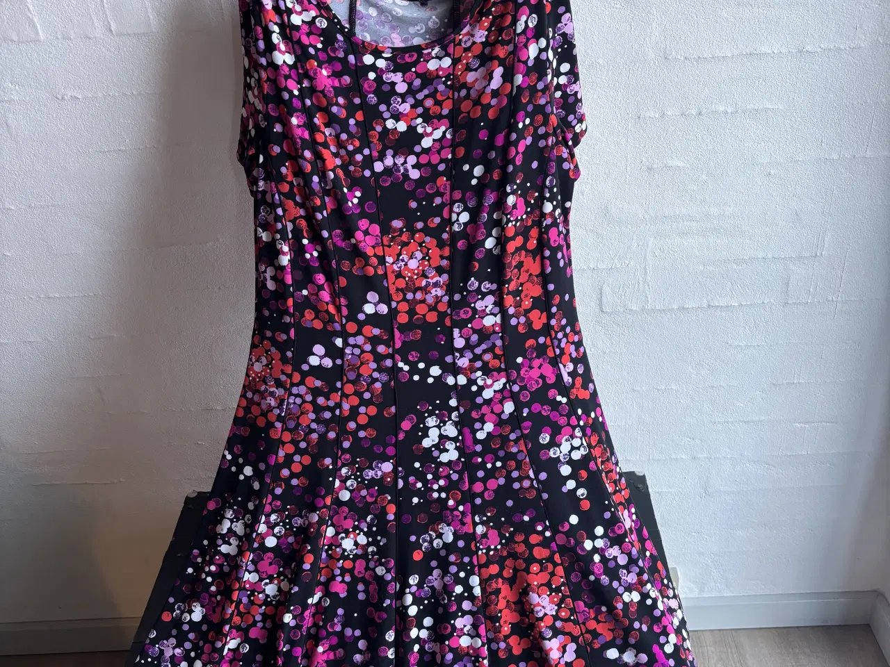 Billede 1 - Damekjole str. M i god kvalitet 