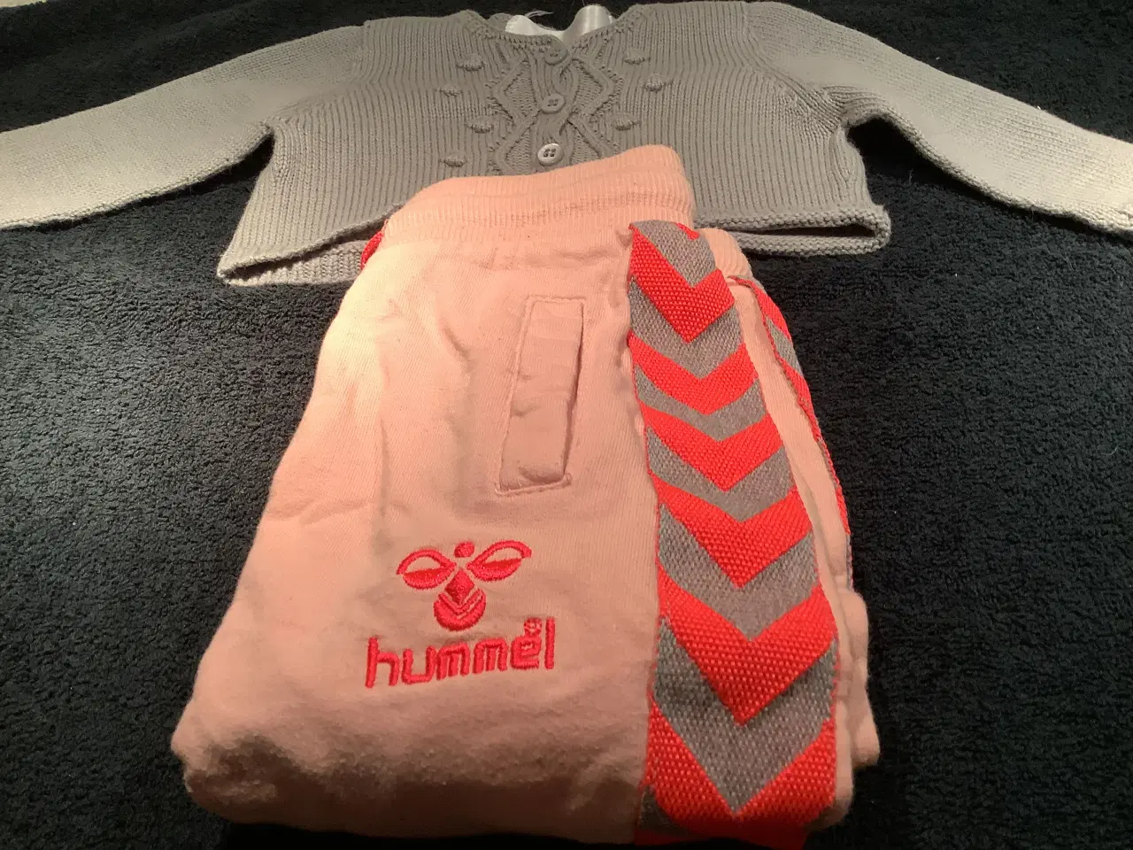 Billede 5 - Helt nyt sæt Hummel bukser og cardigan str. 68