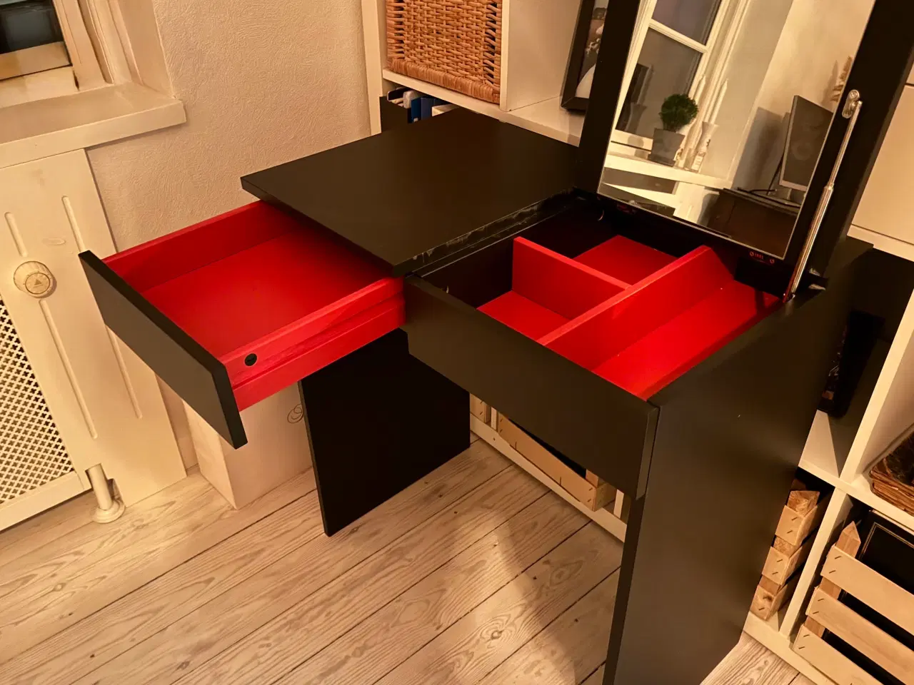 Billede 1 - Skrivebord/sminkebord til børn/unge piger