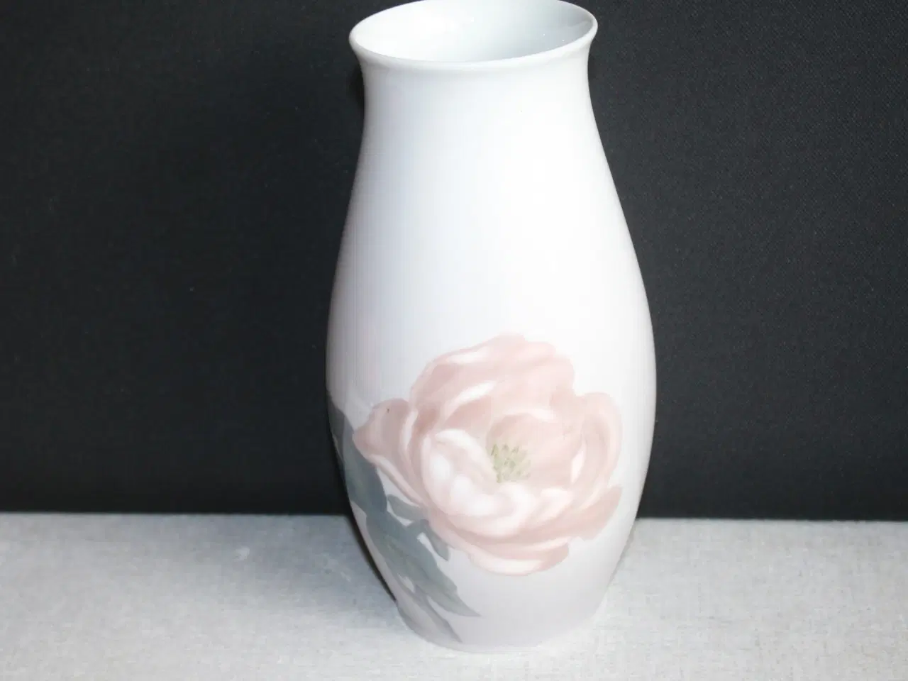 Billede 1 - Vase med pæon, Bing og Grøndahl