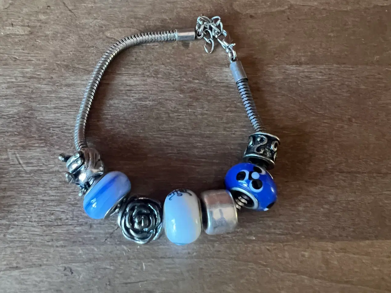 Billede 2 - Smukke armbånd med charms