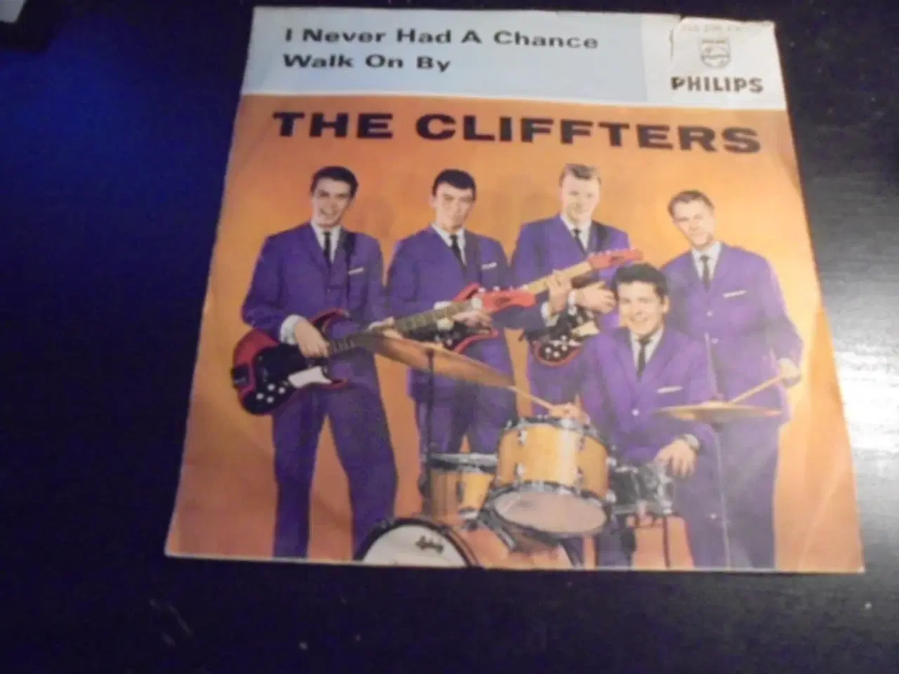 Billede 1 - Single: The Cliffters – Walk on by 