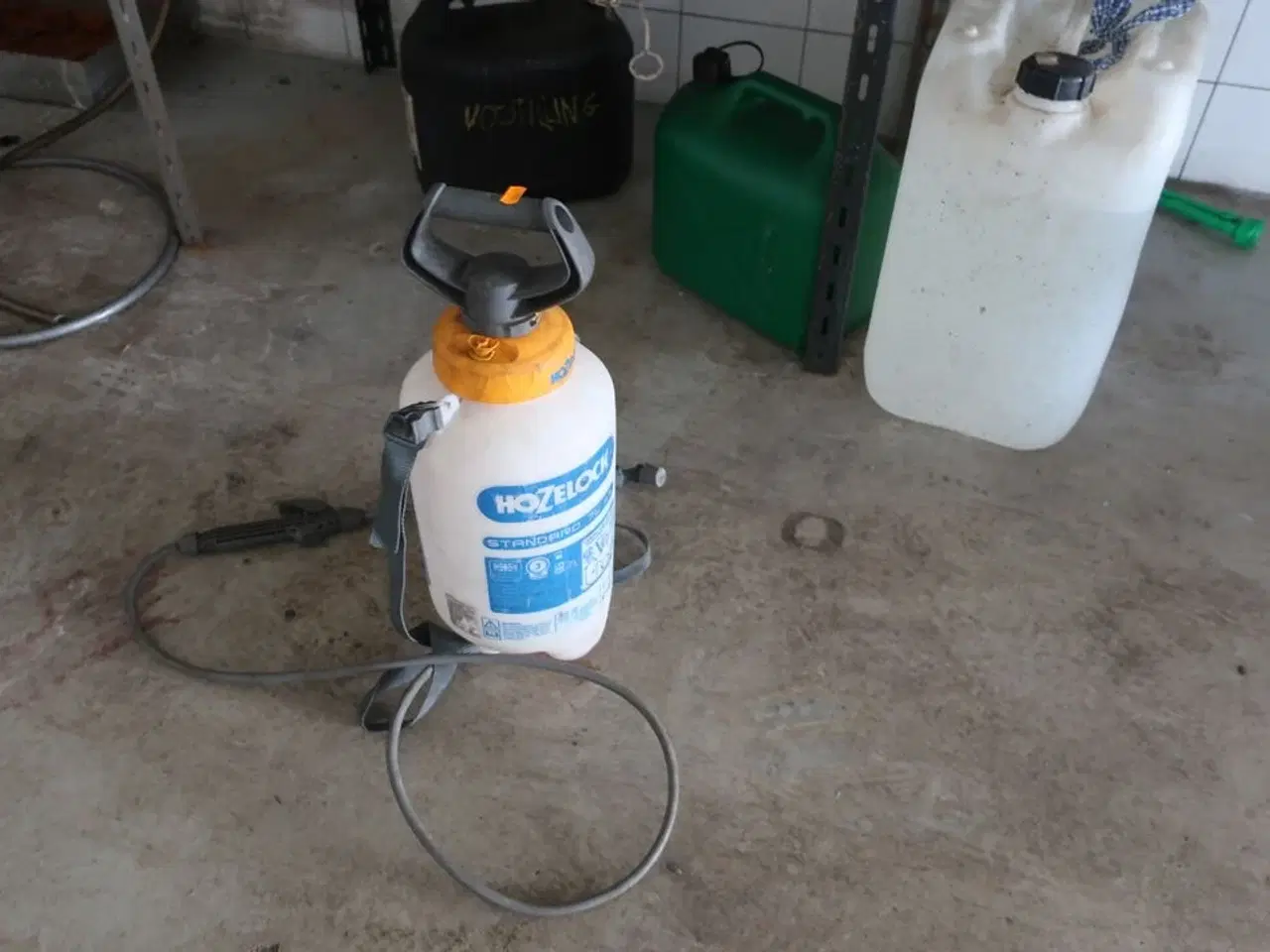 Billede 4 - Reol med indhold