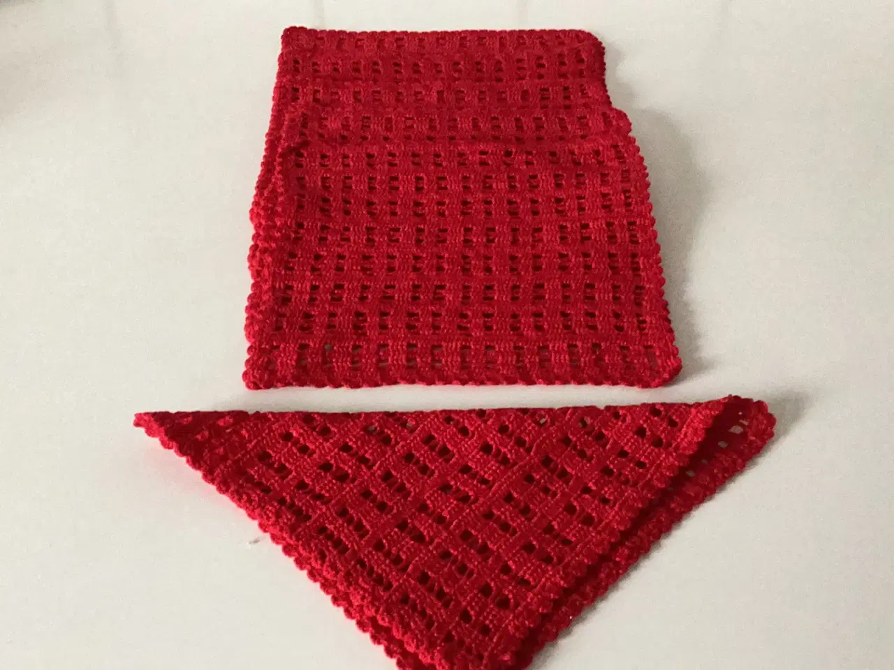 Billede 2 - Hæklede røde servietter