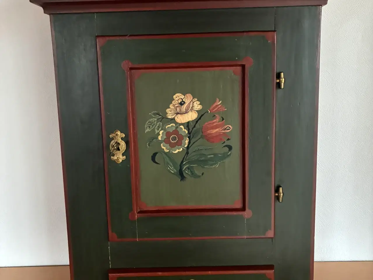 Billede 1 - Nydeligt ældre tobaksskab