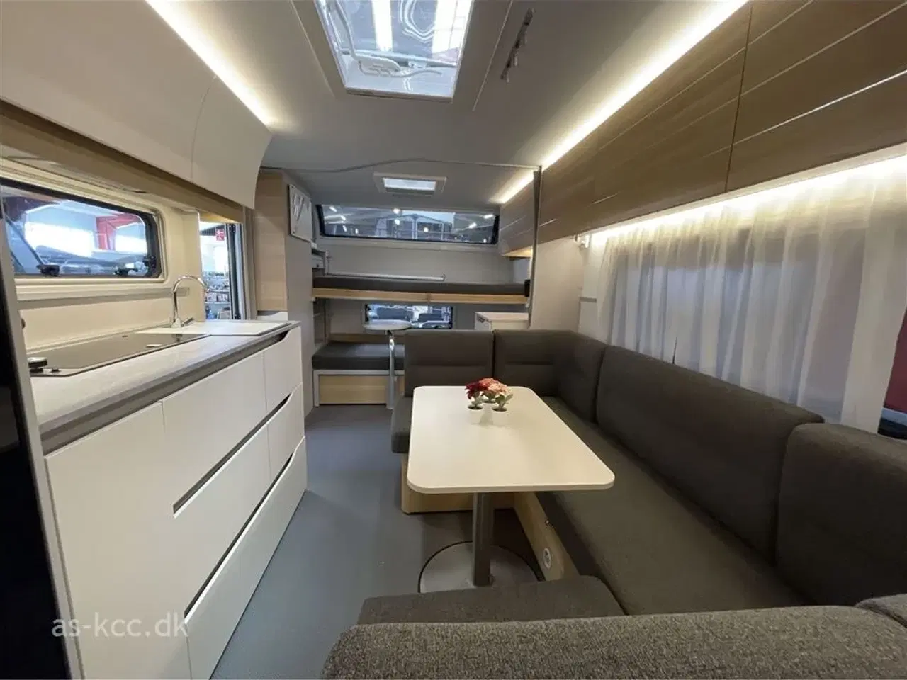 Billede 11 - 2021 - Adria Adora 613 PK Teen   Adria Adora 613 PK Teen årg. 2021, 7 sovepladser 10 siddepladser  Mover, Isabella Commodore Dawn 3 m fortelt med tæppe, DuoControl, Cykelstativ