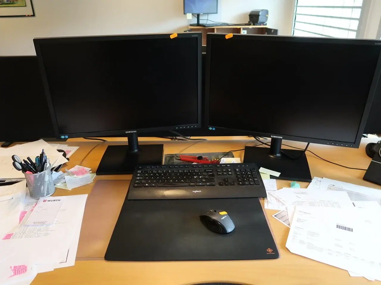 Billede 1 - 2 stk. computerskærme SAMSUNG S24E650 med tastatur og mus