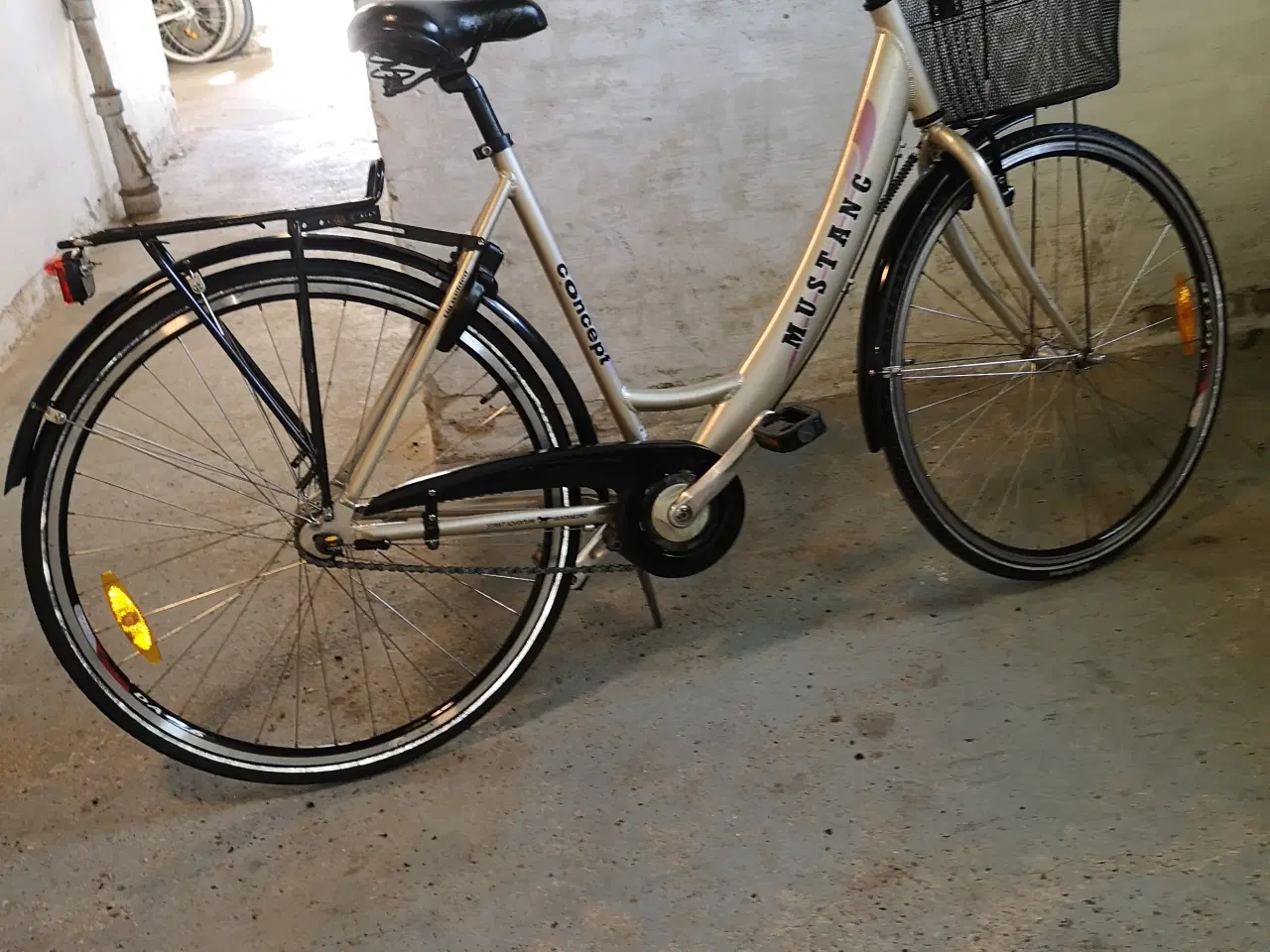 Billede 17 - Mustang concept 28" 55cm  dæk som ny , for- og bag