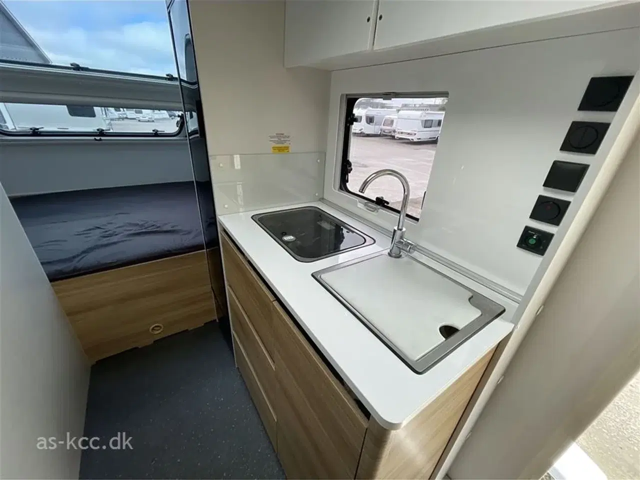 Billede 7 - 2021 - Adria Action 391 PD Panorama   Adria Action 391 PD. Denne vogn er med Solsejl 3 sovepladser  4 siddepladser.