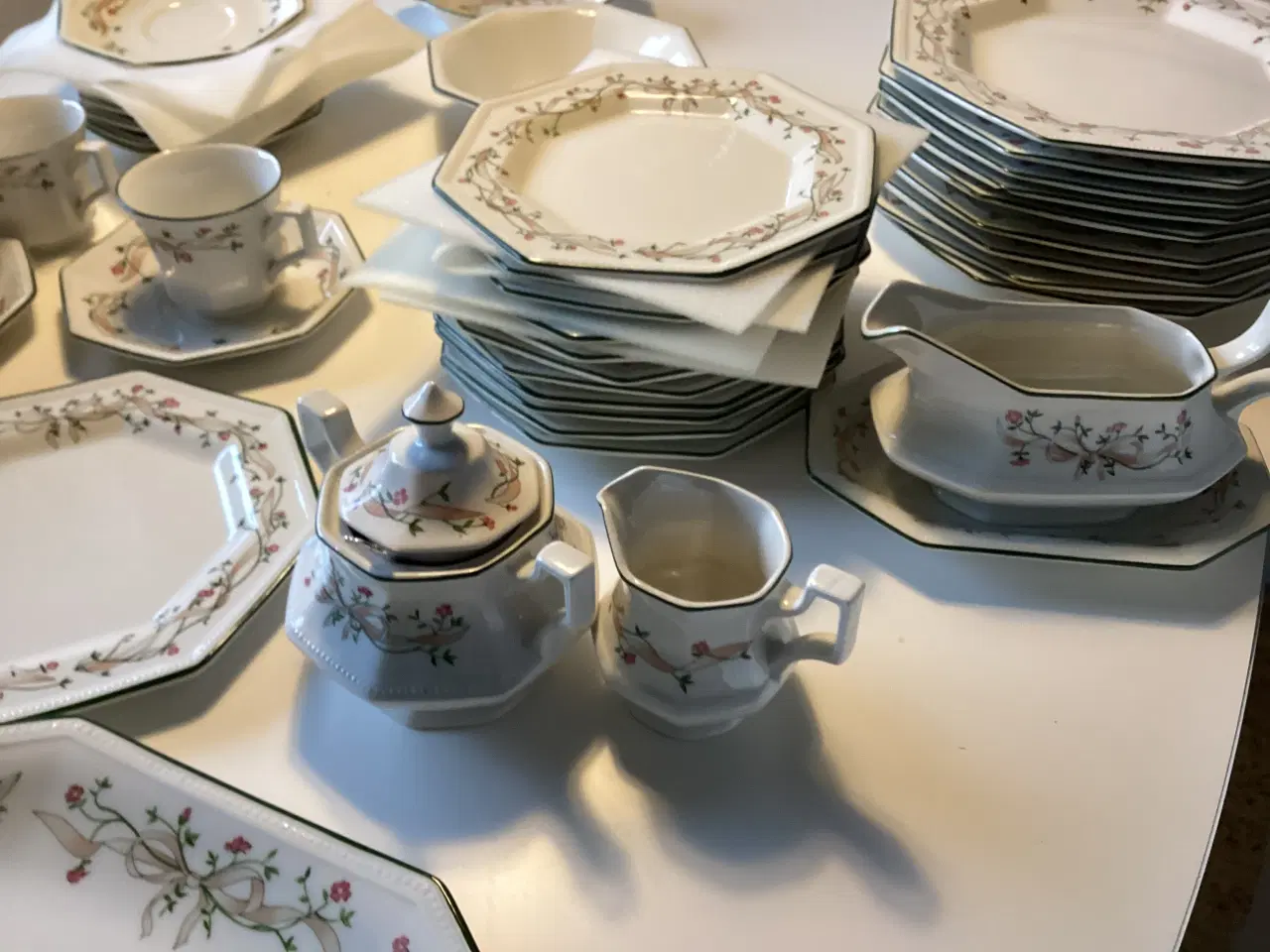 Billede 2 - Engelsk 8 kantet fajance kaffe og spisestel
