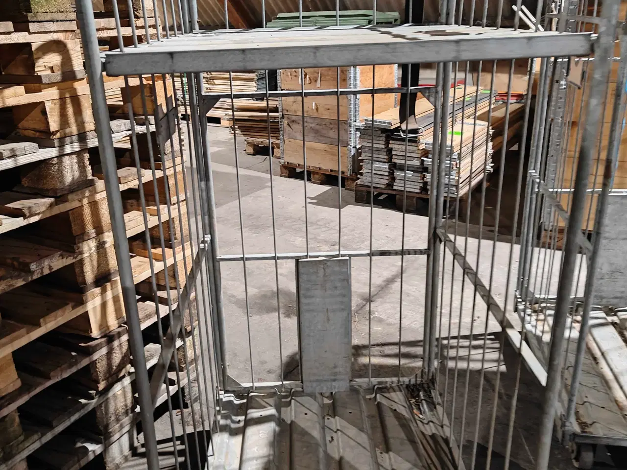 Billede 7 - Rullebur og reoler. 