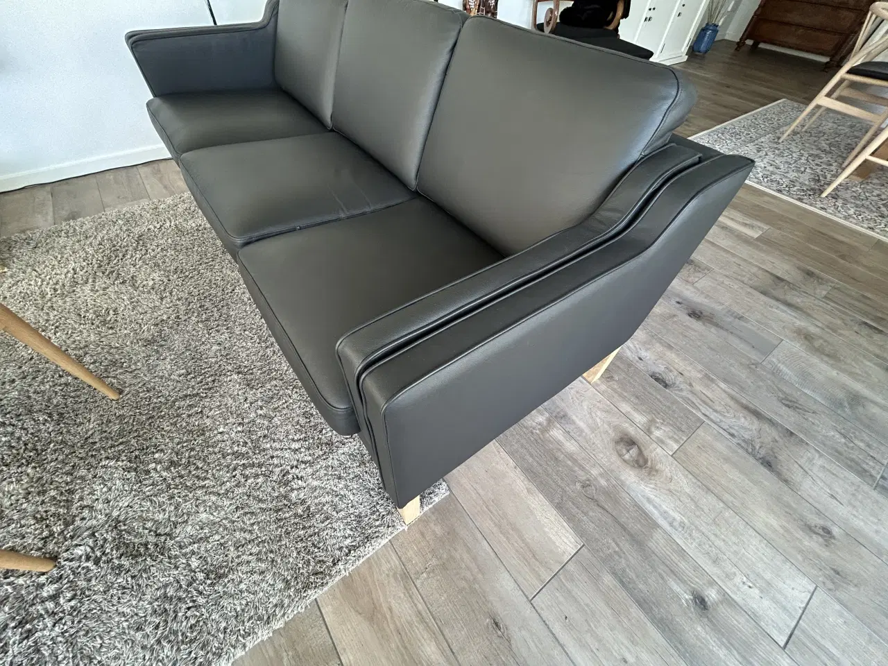 Billede 4 - Sort klassisk sofa med koldskum hynder