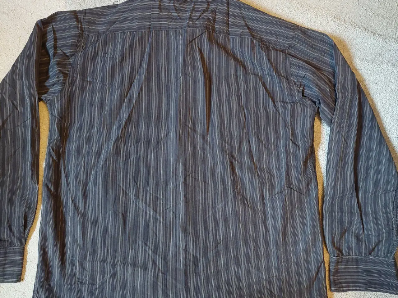 Billede 9 -  herre skjorte i mørke grå striber