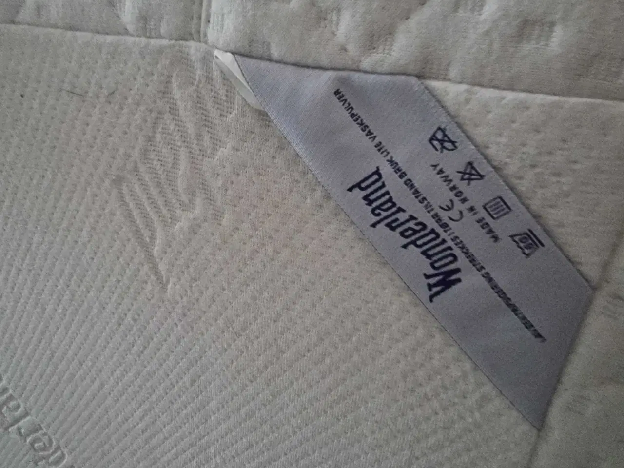 Billede 6 - Elevationsseng I massiv fyrtræsramme.