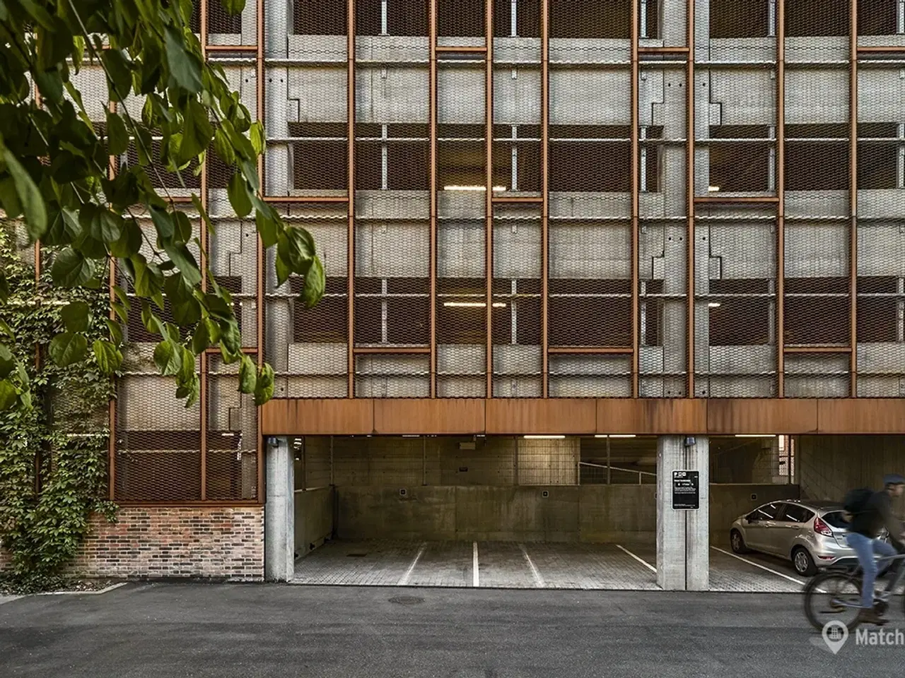 Billede 1 - Ekstra bred p-plads udlejes 8700 Horsens