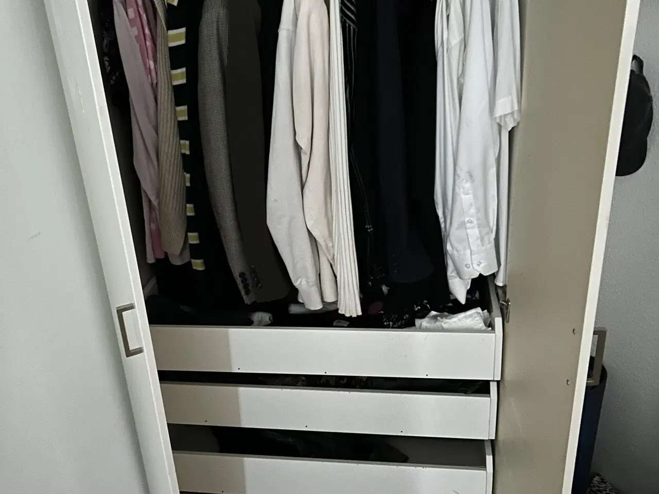 Billede 3 - Rumligt garderobeskab GIVES VÆK