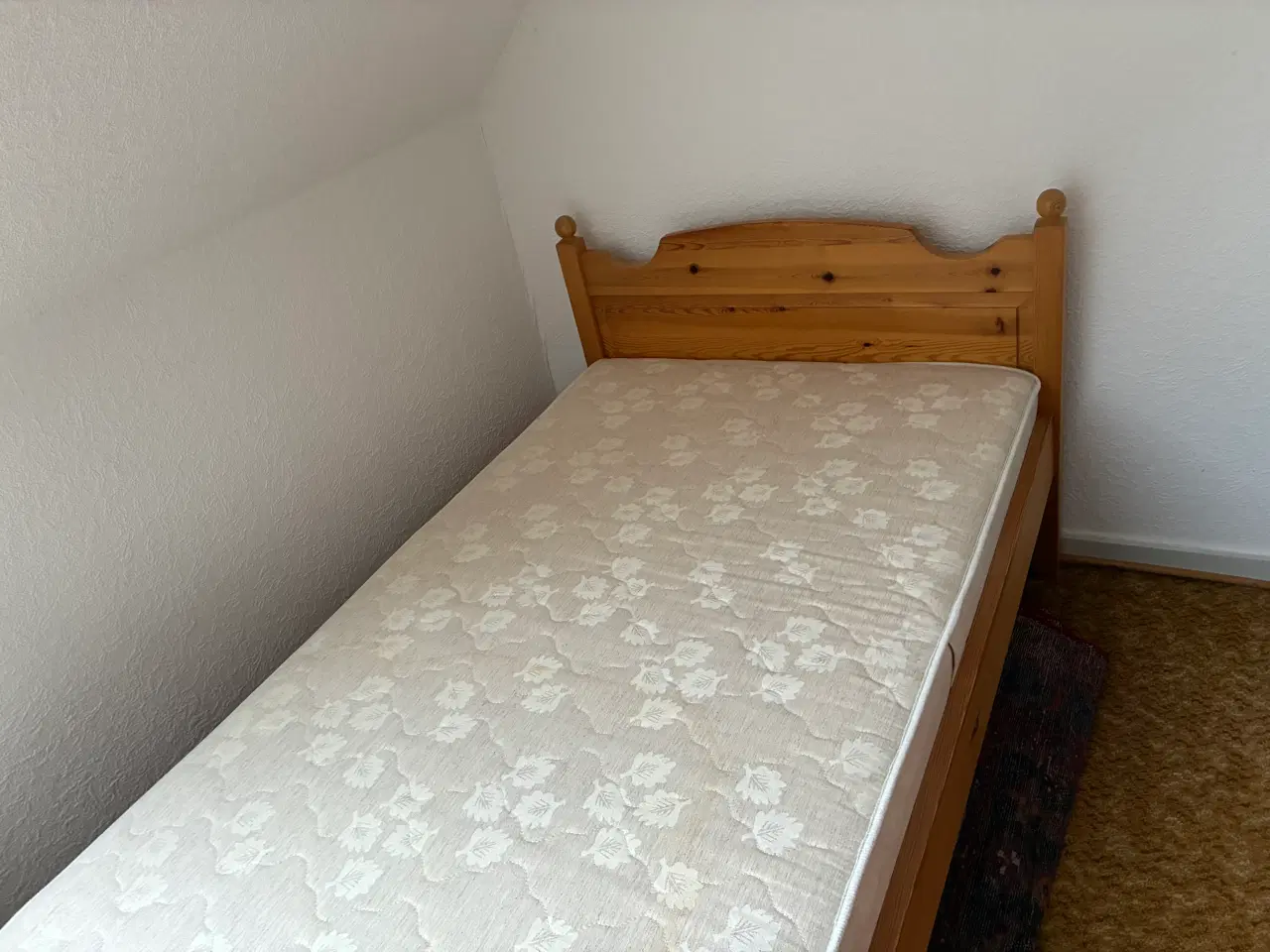 Billede 2 - Enkeltseng med god madras 90x200