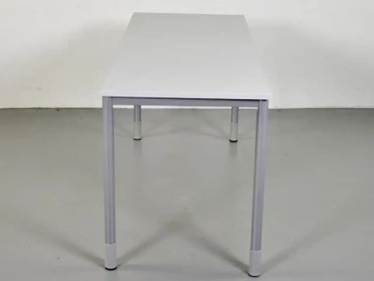 Billede 4 - Kinnarps skrivebord med hvid plade på grå ben