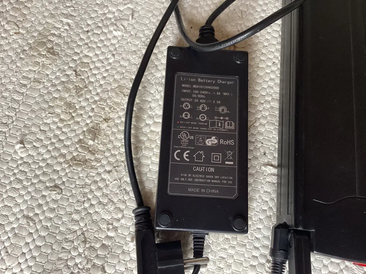 Billede 2 - 1 stk. Batteri med oplader til El cykel Defekt.