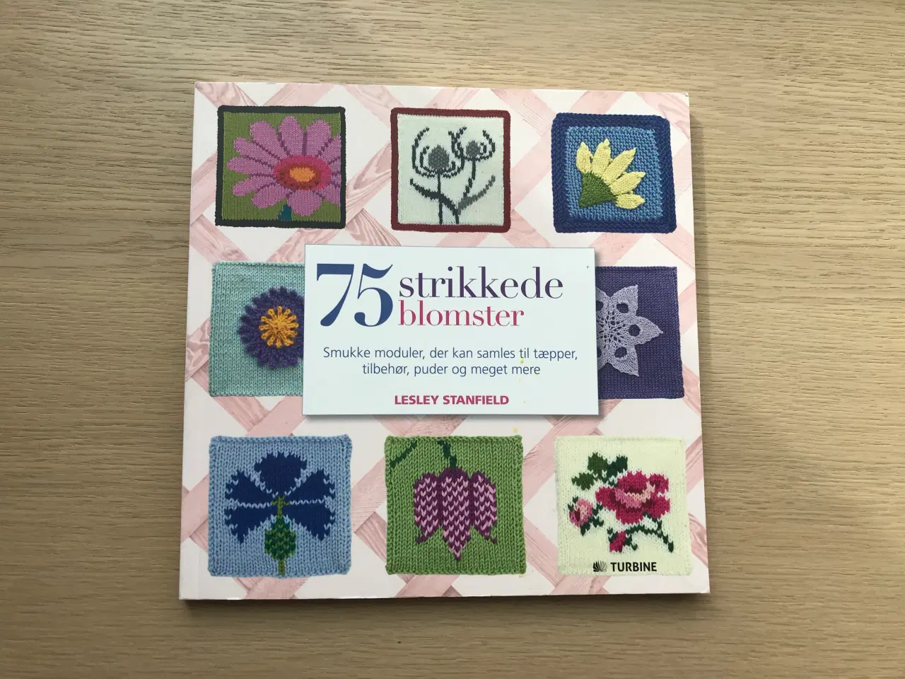 Billede 1 - 75 strikkede blomster  af Lesley Stanfield